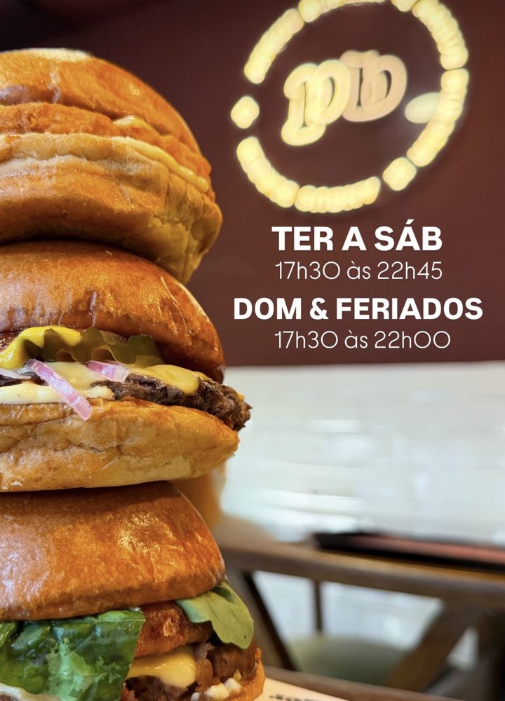 Salão do Popt Burger com os horários: terça a sábado 17h30 às 22h45, domingo e feriados 17h30 às 22h