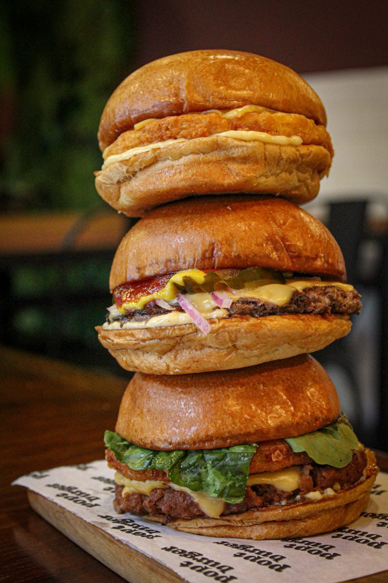 Três burgers do Popt empilhados